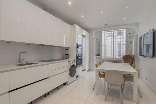 Luxury 5 Bed Residence - Opposite Arc de Triomphe - image 13