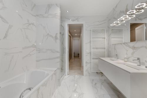 Luxury 5 Bed Residence - Opposite Arc de Triomphe - image 9