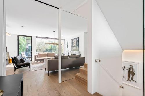 Ultra Luxury Chelsea Home Large Garden - image 9
