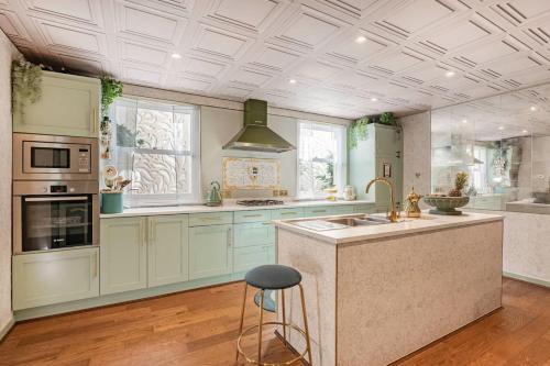Chelsea Luxury 4BR House Light and Elegant - image 7