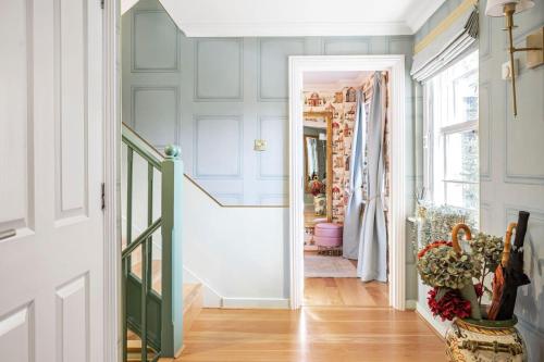 Chelsea Luxury 4BR House Light and Elegant - image 4