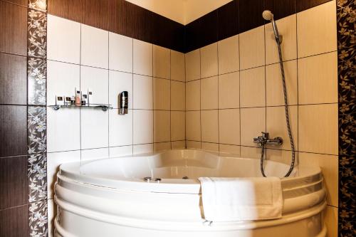 ห้องน้ำ, คอมฟอร์ทโฮเทล (Hotel Comfort) in นิตรา