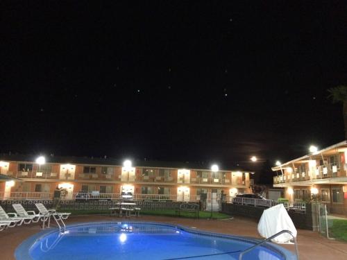 The River Inn & Suites in 雷德布拉夫