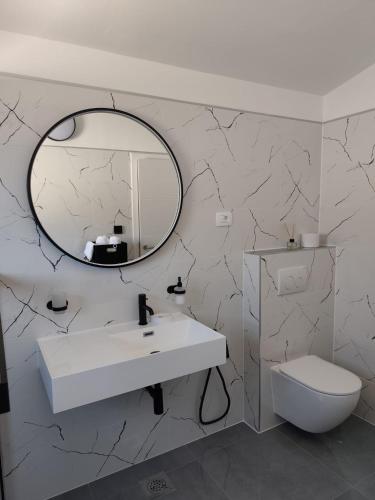 One-Bedroom Apartment image 8