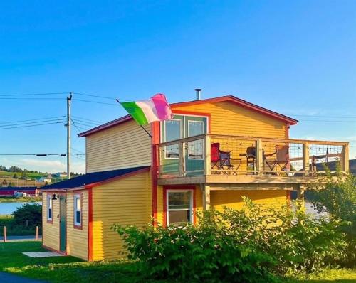 . The Yellow Dory -Hearts Delight 2BR! Ocean Views