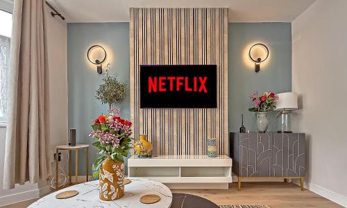 LUTON LUXURY LIVING, Large PREMIUM House, Beautifully Landscaped PRIVATE GARDEN, Newly Refurbished Throughout, PARKING FOR 2 VEHICLES, Great Access to Central Luton & the M1 Motorway
