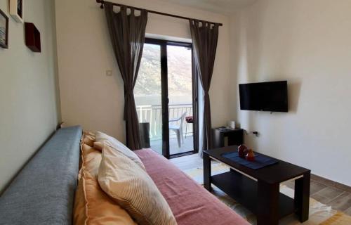1bd Waterfront Apt w Perast Views in 東茲斯托里弗