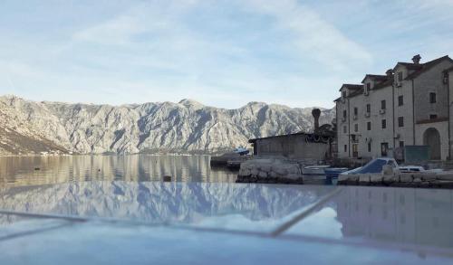 1bd Waterfront Apt w Perast Views in 東茲斯托里弗