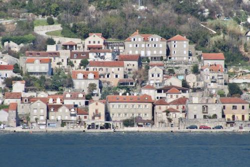 1bd Waterfront Apt w Perast Views in 東茲斯托里弗