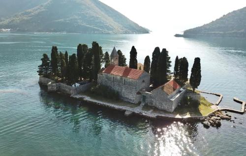 1bd Waterfront Apt w Perast Views in 東茲斯托里弗