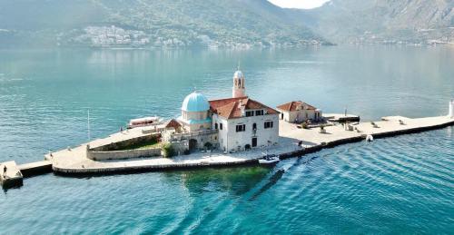 1bd Waterfront Apt w Perast Views in 東茲斯托里弗