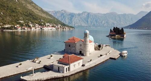 1bd Waterfront Apt w Perast Views in 東茲斯托里弗