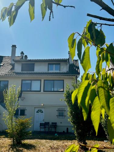 Villa à 30 min des parcs Asterix et Disneyland (Villa a 30 min des parcs Asterix et Disneyland) in เชล