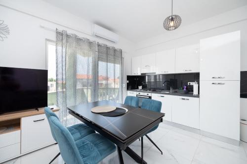 Two-Bedroom Apartment with Balcony image 3