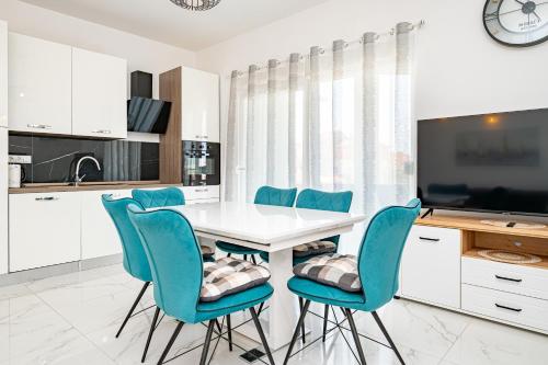 Two-Bedroom Apartment with Balcony image 3