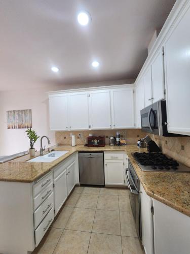 Family-Friendly Sunny SD Escape, Sleeps 8, Beach, Zoo, Downtown & Convention Center in Miramar Ranch North