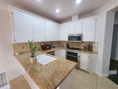 Family-Friendly Sunny SD Escape, Sleeps 8, Beach, Zoo, Downtown & Convention Center in Miramar Ranch North