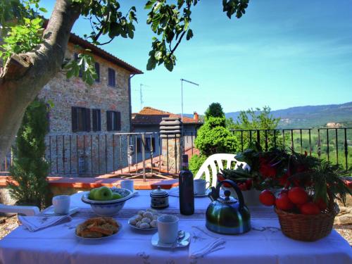  Red Stony Holiday Home in Bucine Tuscany, Pension in Capannole