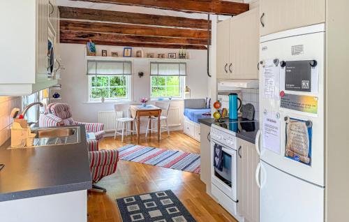 virtuve, Amazing Home In Hjorted With Wifi in Gissebo