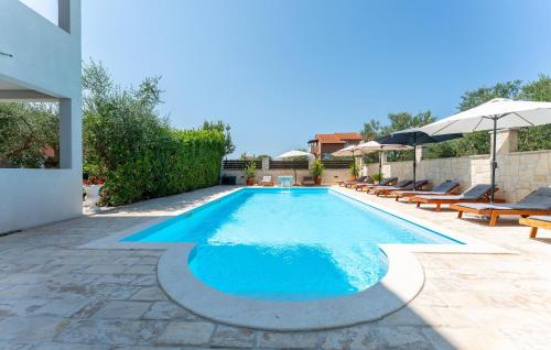 2 Bedroom Awesome Apartment In Pakostane - Location saisonnière - Pakoštane