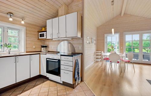 廚房, 2 Bedroom Cozy Home In Hovborg in 霍堡