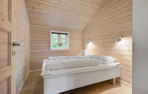 2 Bedroom Cozy Home In Hovborg in 霍堡