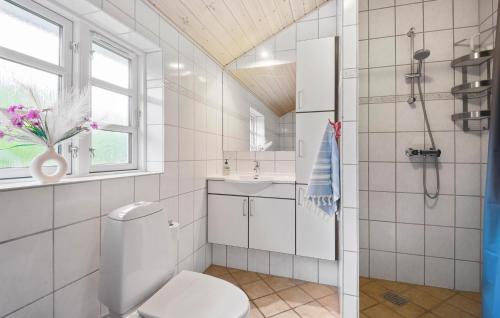 浴室, 2 Bedroom Cozy Home In Hovborg in 霍堡