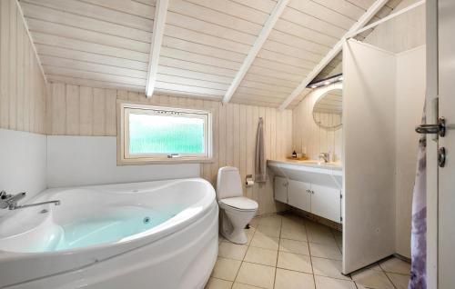 Vannituba, Beautiful Home In Hemmet With Sauna in Hemmet