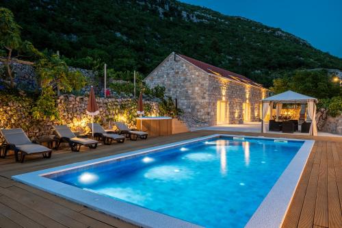 Villa ANKICA with heated pool in Mihanici