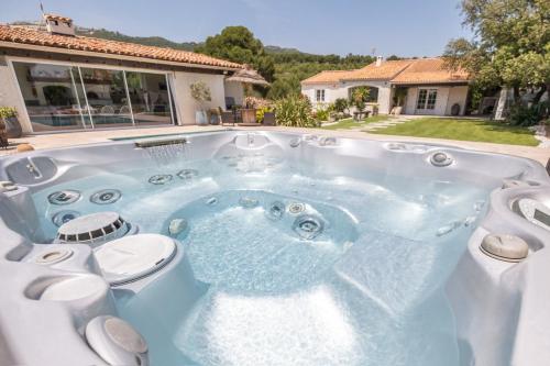 Villa Prestige 5 etoiles & T1, Piscine, Jacuzzi, cinema & Vue in Mourets