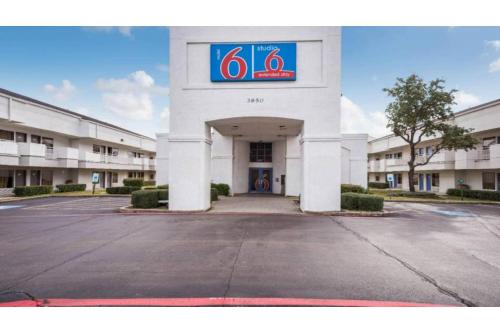 Studio 6  Irving, TX - Irving DFW Airport East - 숙소 외관