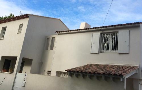 Entrada, La Maison Blanche in Arles Suburbs
