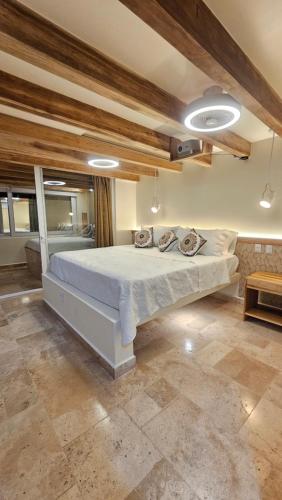 1 king bed, 1 queen bed, 1 twin bed