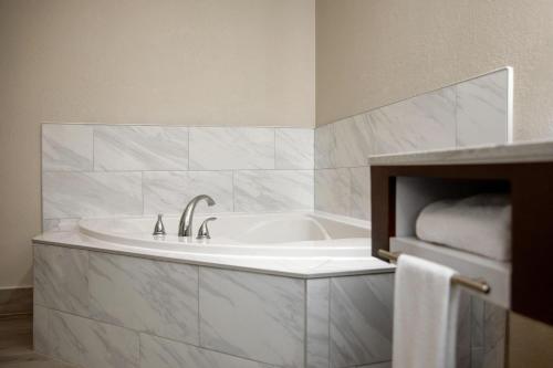 Days Inn by Wyndham Suites Fredericksburg - image 4