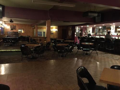 Bar/salonek, Hotel Motel Arnold in Woburn (QC)