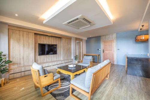 Shared lounge/TV area, Antiya Hotel Phuket near Chaithararam Temple (Wat Chalong)