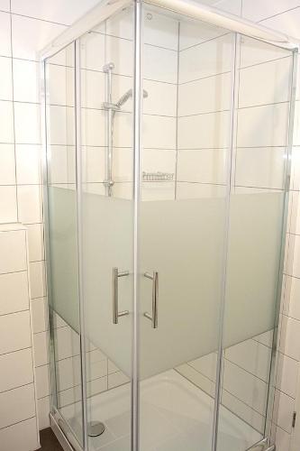 Bathroom, business + life apartment ferienwohnung in Ransbach-Baumbach