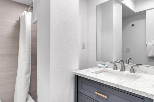 Serenity By The Sea - Amazing beach front townhome - image 11