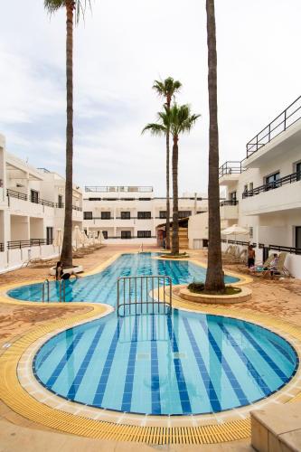 Басейн, Summer's hotel apartments in Айя-Напа