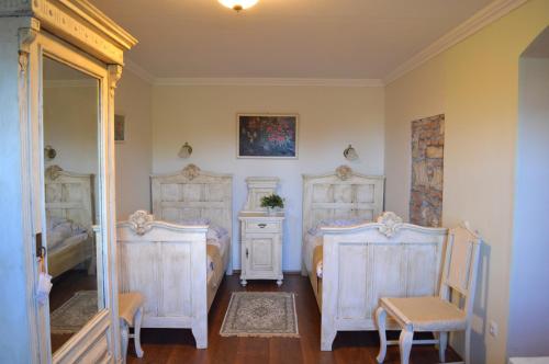 2 twin beds