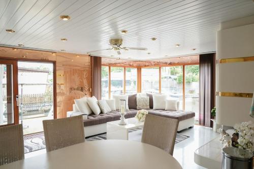 Chalet with waterfront sauna and boat, Лосдрехт (фото 2)