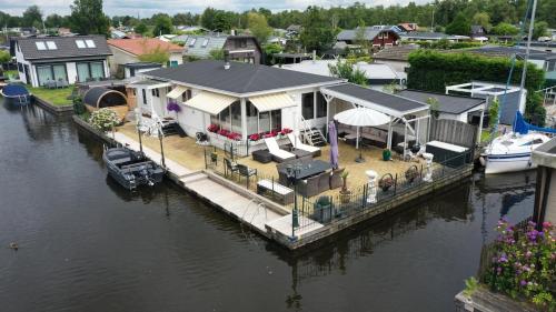 Chalet with waterfront sauna and boat, Лосдрехт (фото 8)