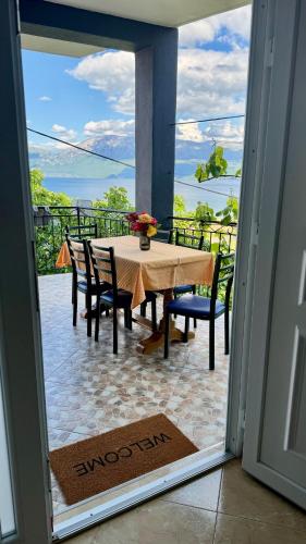 Gjoli Lake View 2BR Apt with Stunning Lake Views in 拉比諾特-富舍