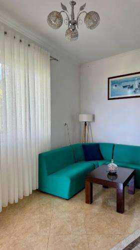 Gjoli Lake View 2BR Apt with Stunning Lake Views in 拉比諾特-富舍
