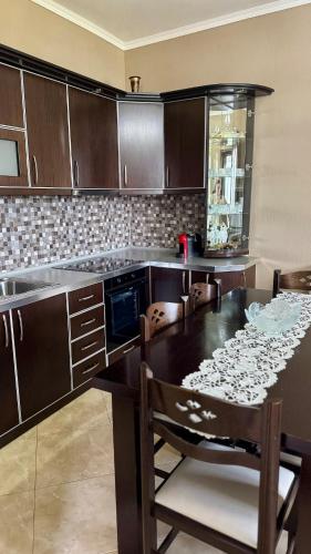 Gjoli Lake View 2BR Apt with Stunning Lake Views in 拉比諾特-富舍