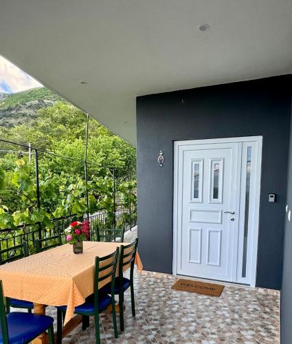Gjoli Lake View 2BR Apt with Stunning Lake Views in 拉比諾特-富舍