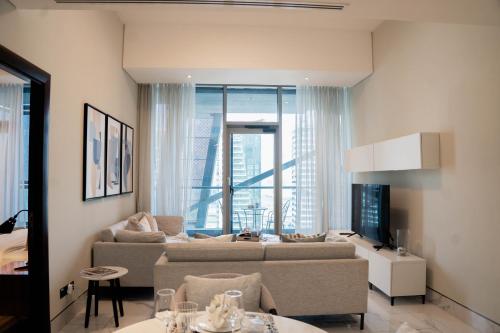 Downtown Suite l Elegant 1BR with Canal & City View l Central l Near Dubai Mall, Dubái