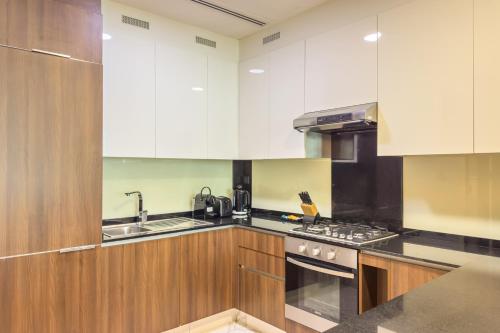 Downtown Suite l Elegant 1BR with Canal & City View l Central l Near Dubai Mall, Dubai (Foto 9)