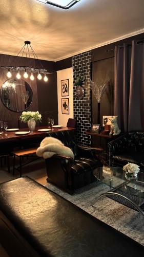 The Monochrome Nest, Manila