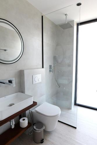 Deluxe Double Room with Side Sea View image 3
